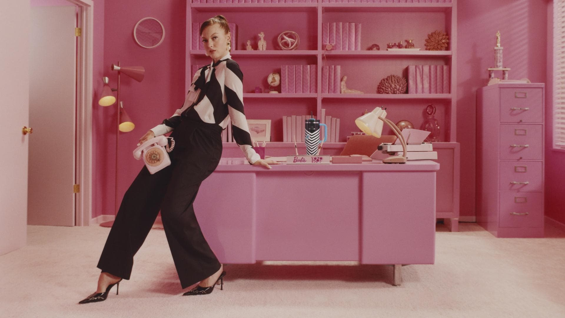 Frau mit Stanley Quencher aus der Barbie-Kollektion