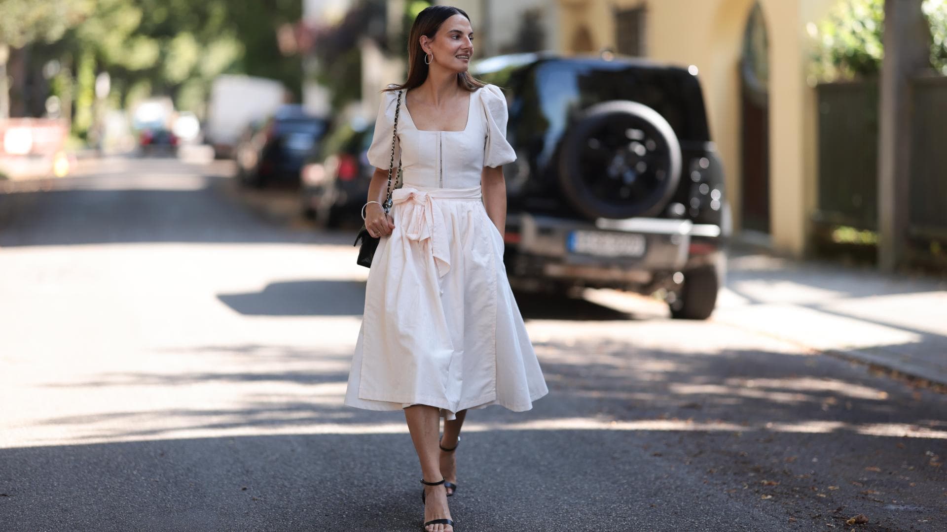 Anna Winter trägt ein Dirndl im Streetstyle