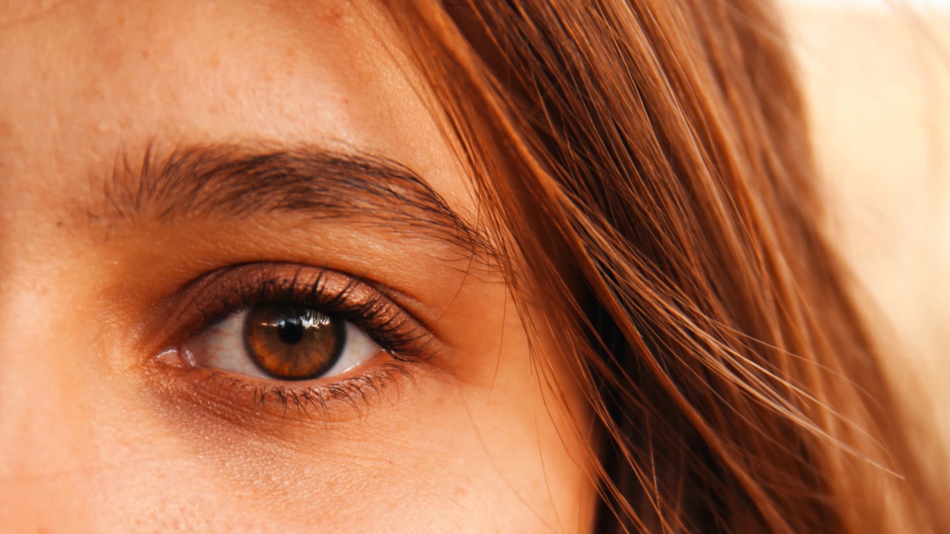 Wimpern einer Frau fallen aus
