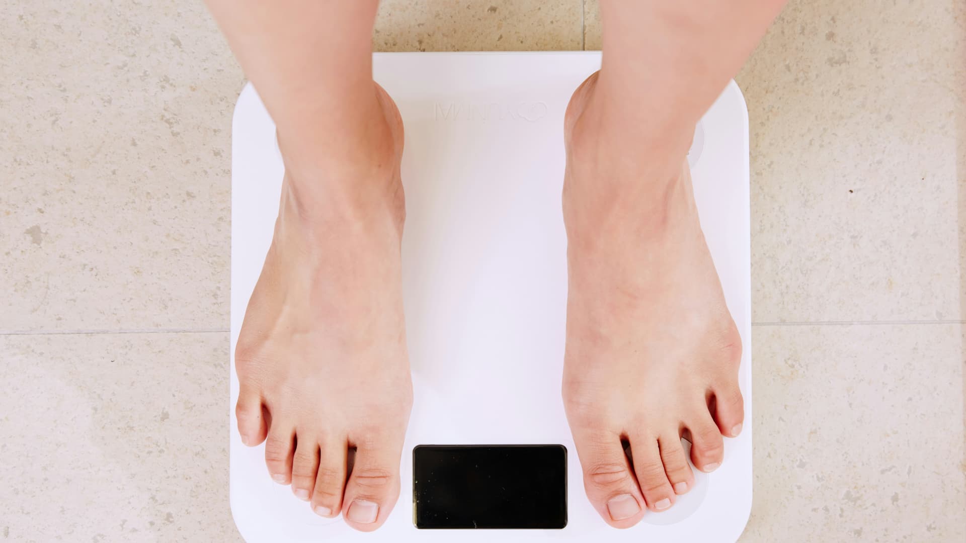 Eine Frau versucht abzunehmen