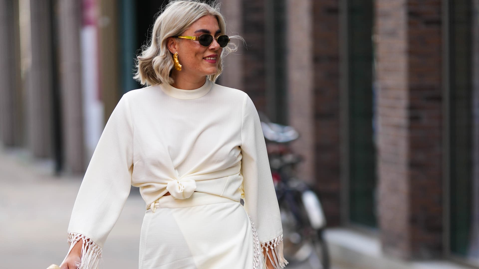 Frau hat ihre Haare mit den besten Pflegeprodukten für graues Haar gepflegt