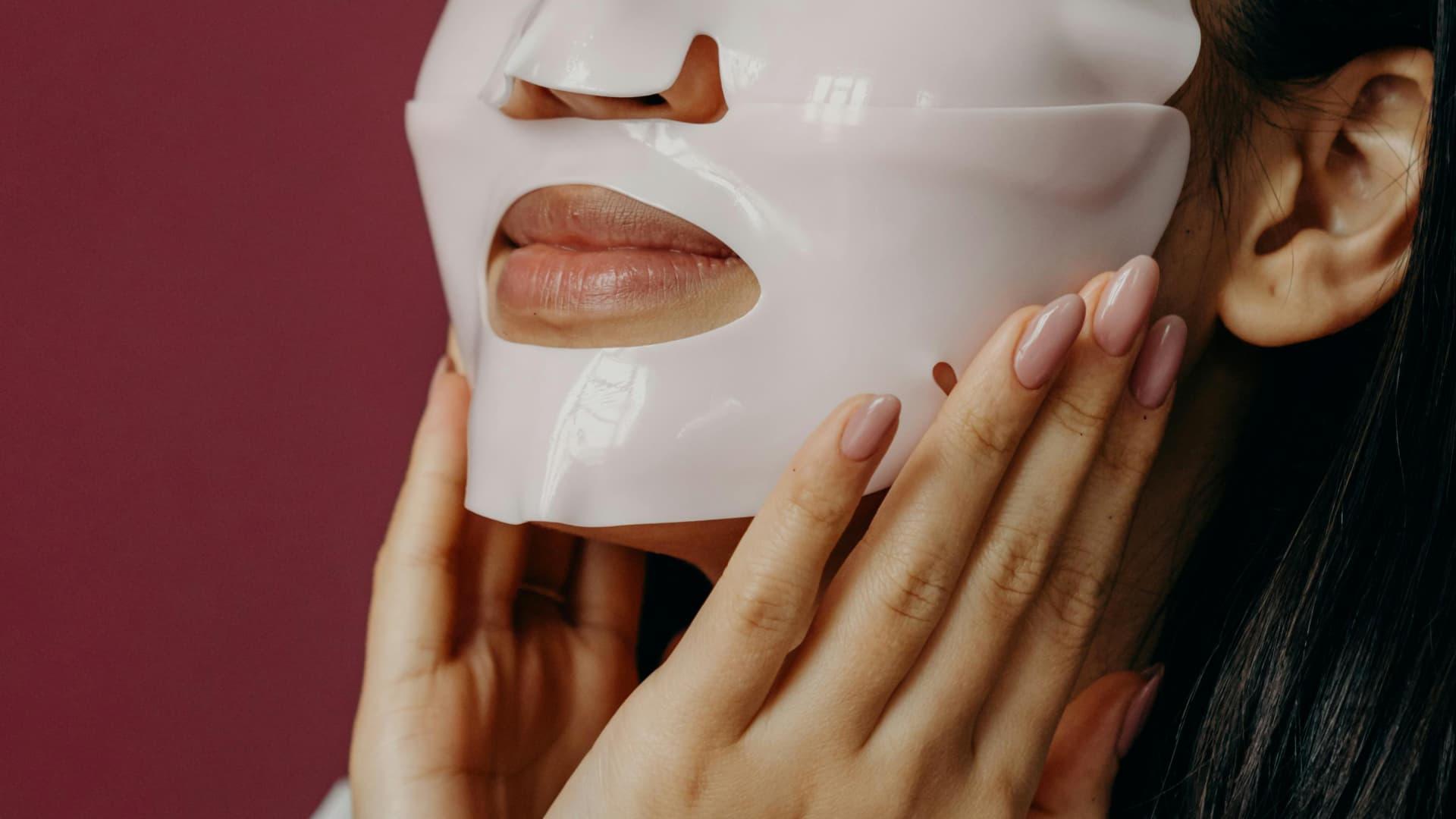 Frau mit der besten Kollagen-Maske von Amazon
