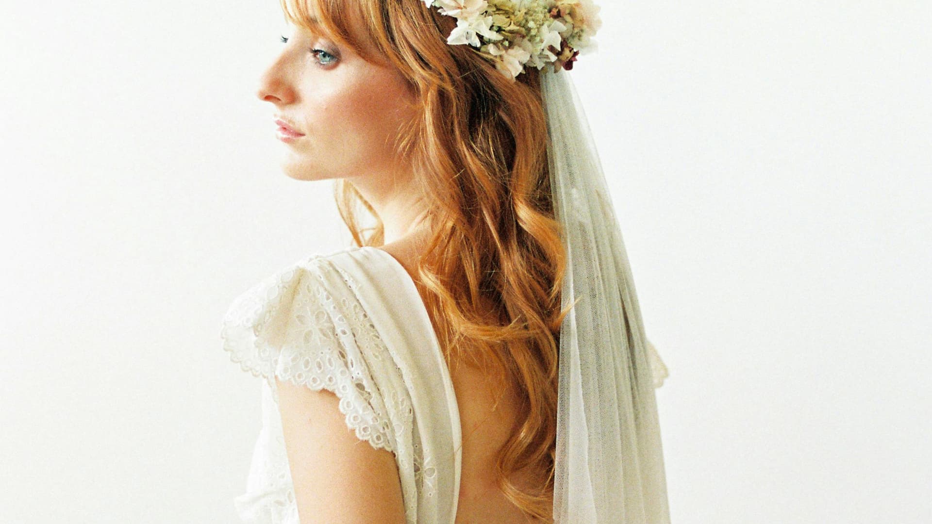 Braut mit selbst gemachtem Blumenkranz