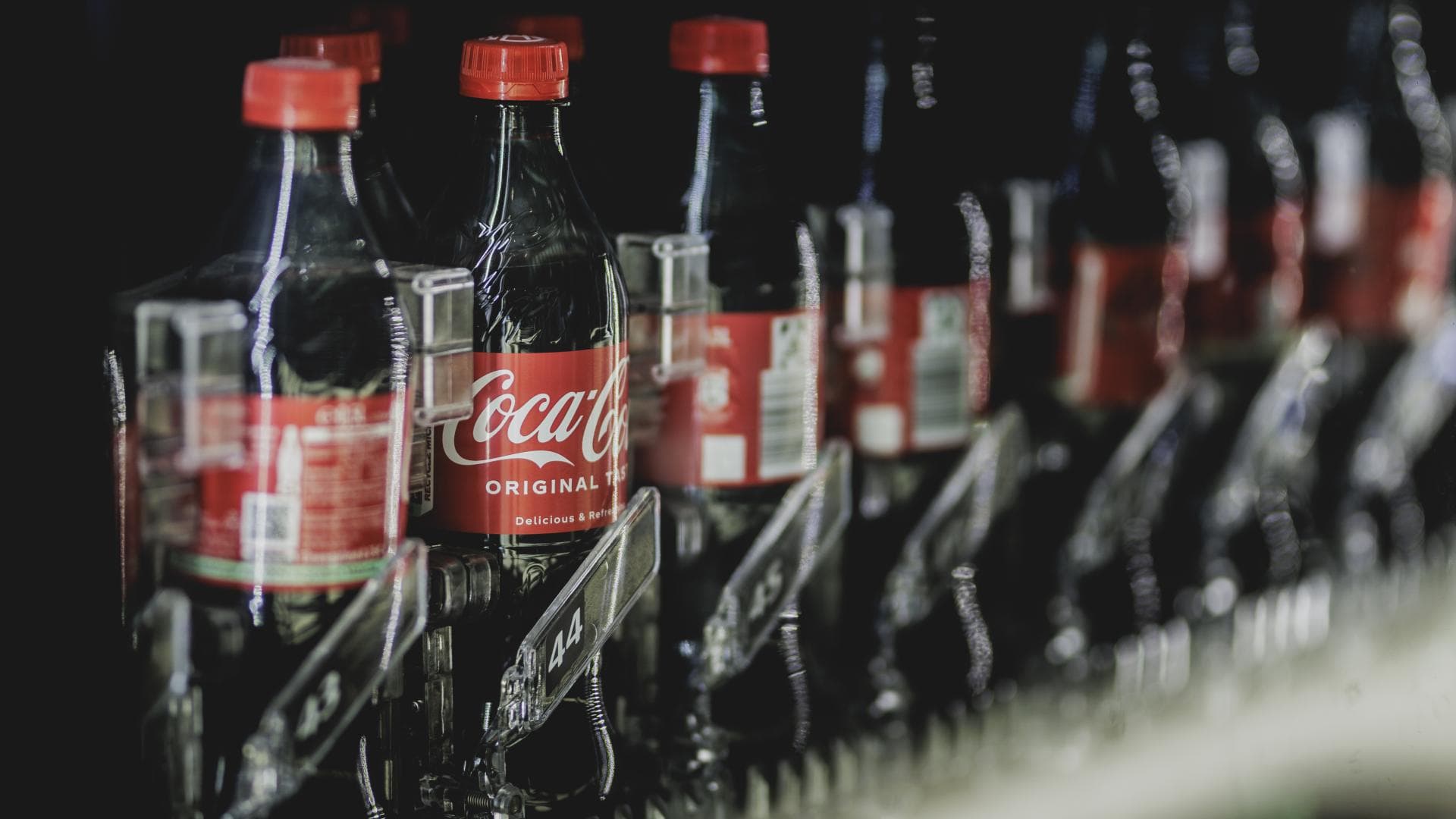 Coca Cola in einem Getränkeautomaten 