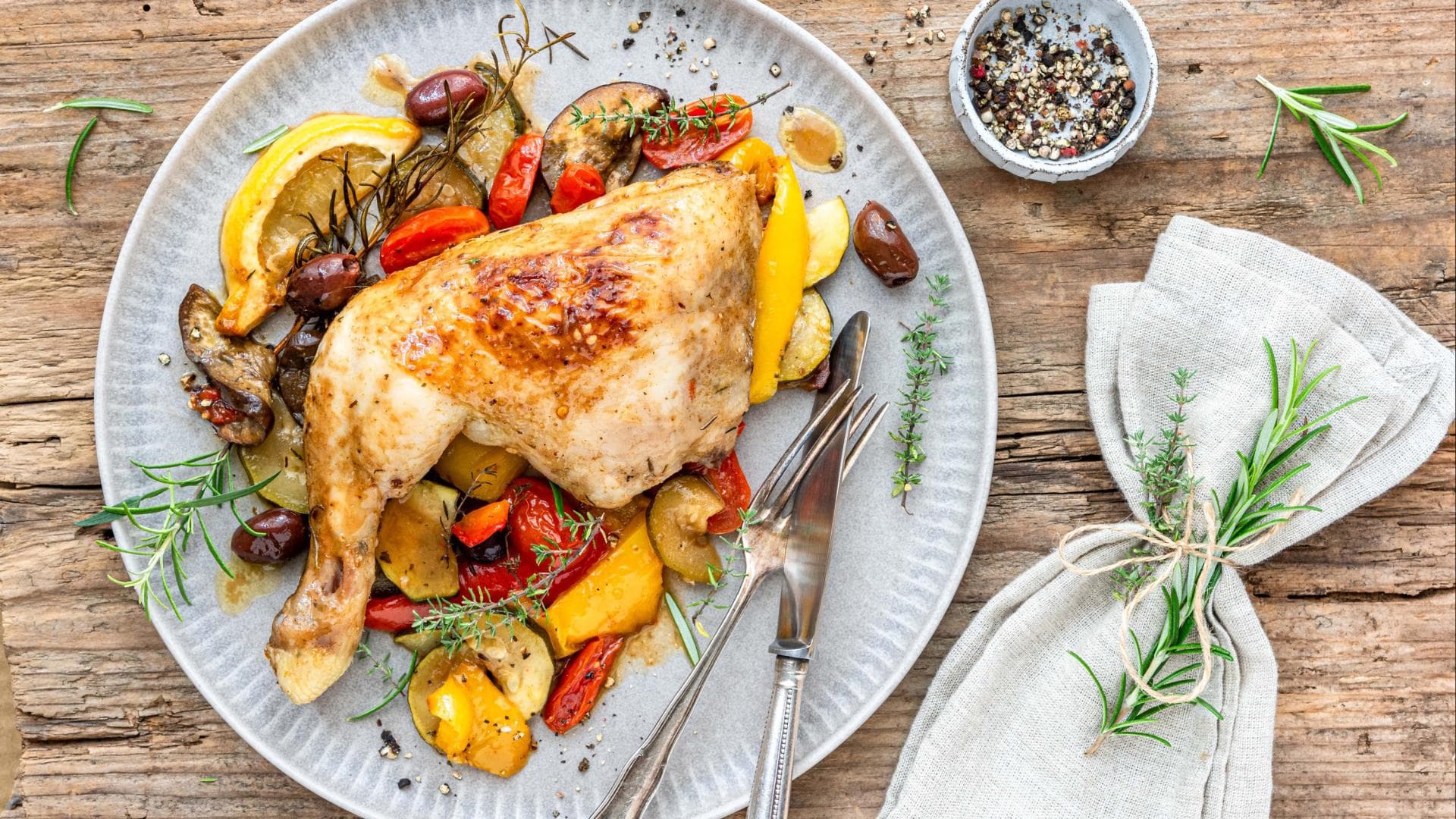 Hähnchenkeule mit buntem Gemüse 