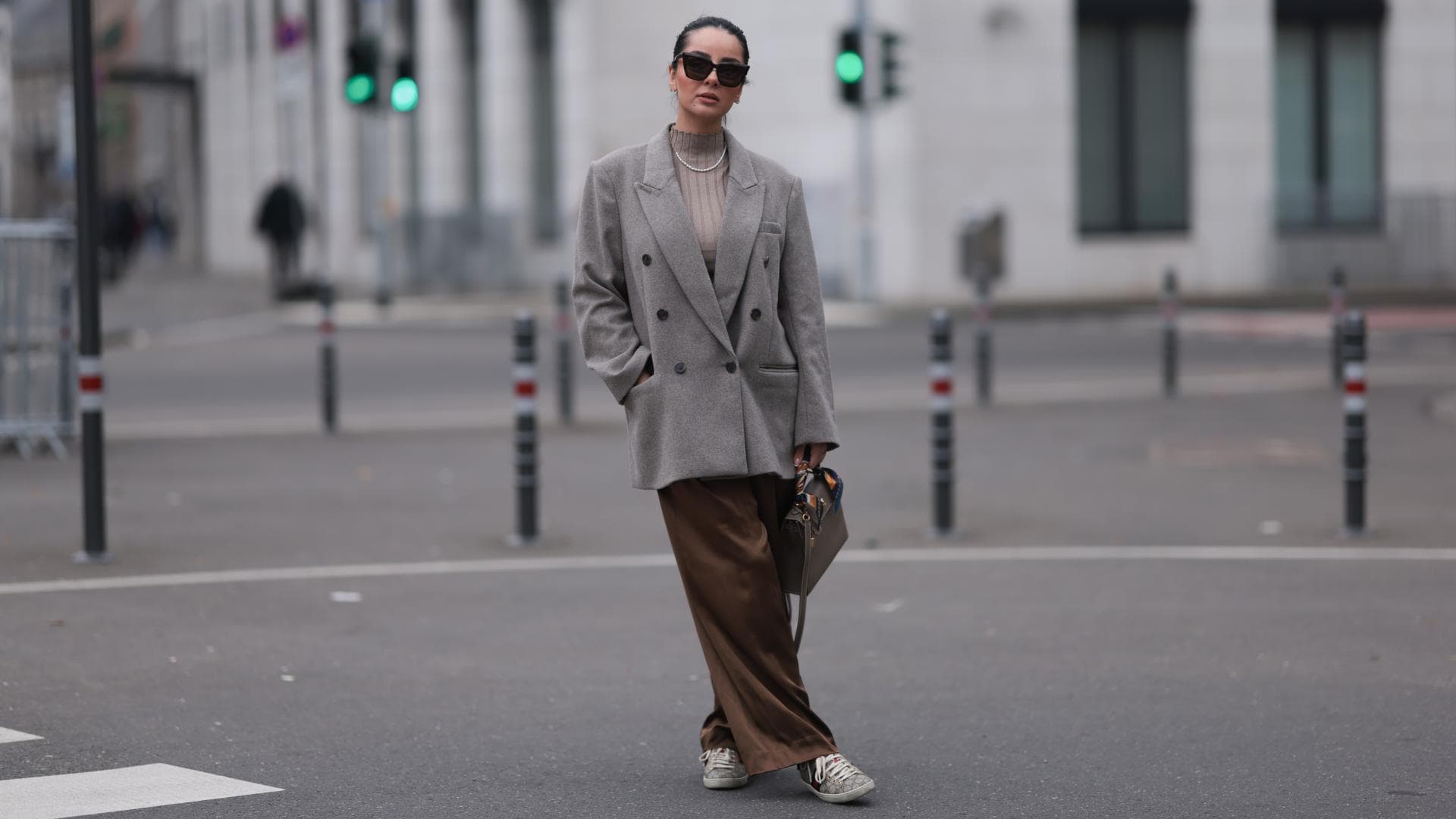 Tara Tut trägt eine weite Hose und einen Blazer im Streetstyle 