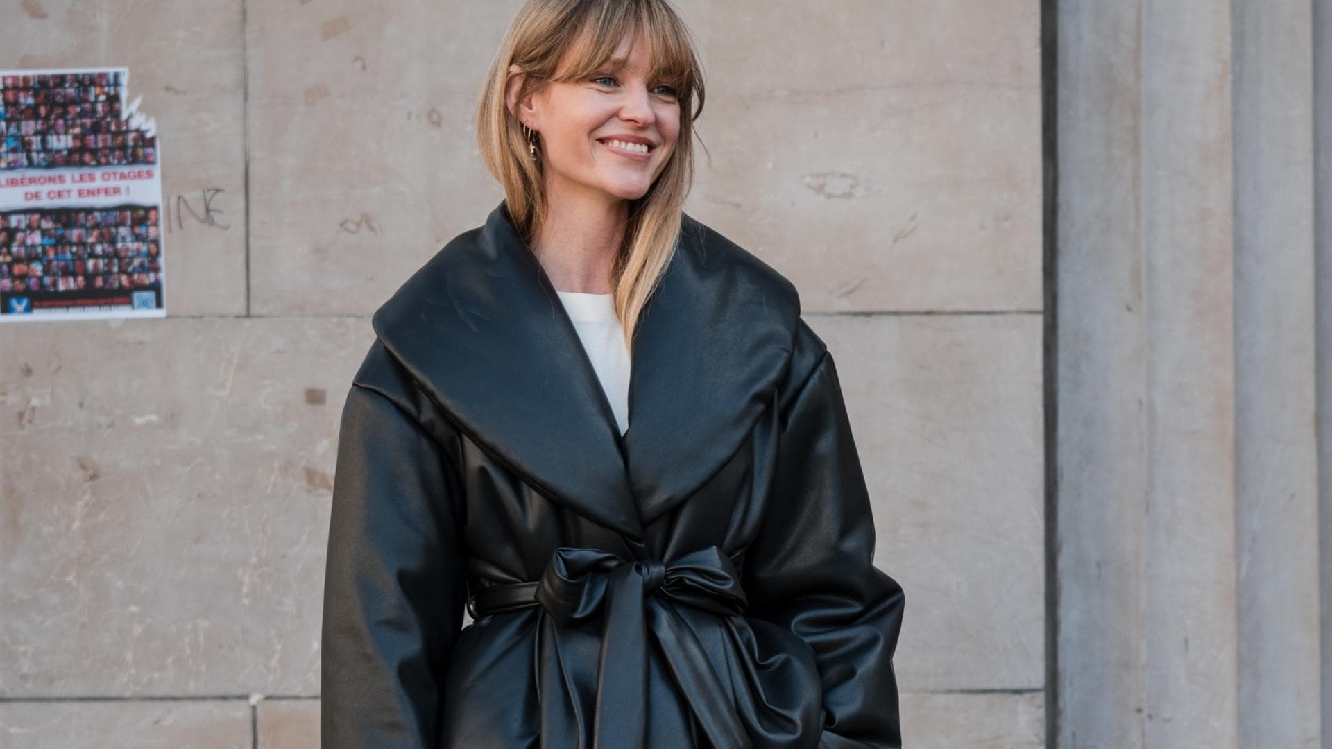 Jeanette Friis Madsen trägt eine Winterjacke mit Taillengürtel im Streetstyle
