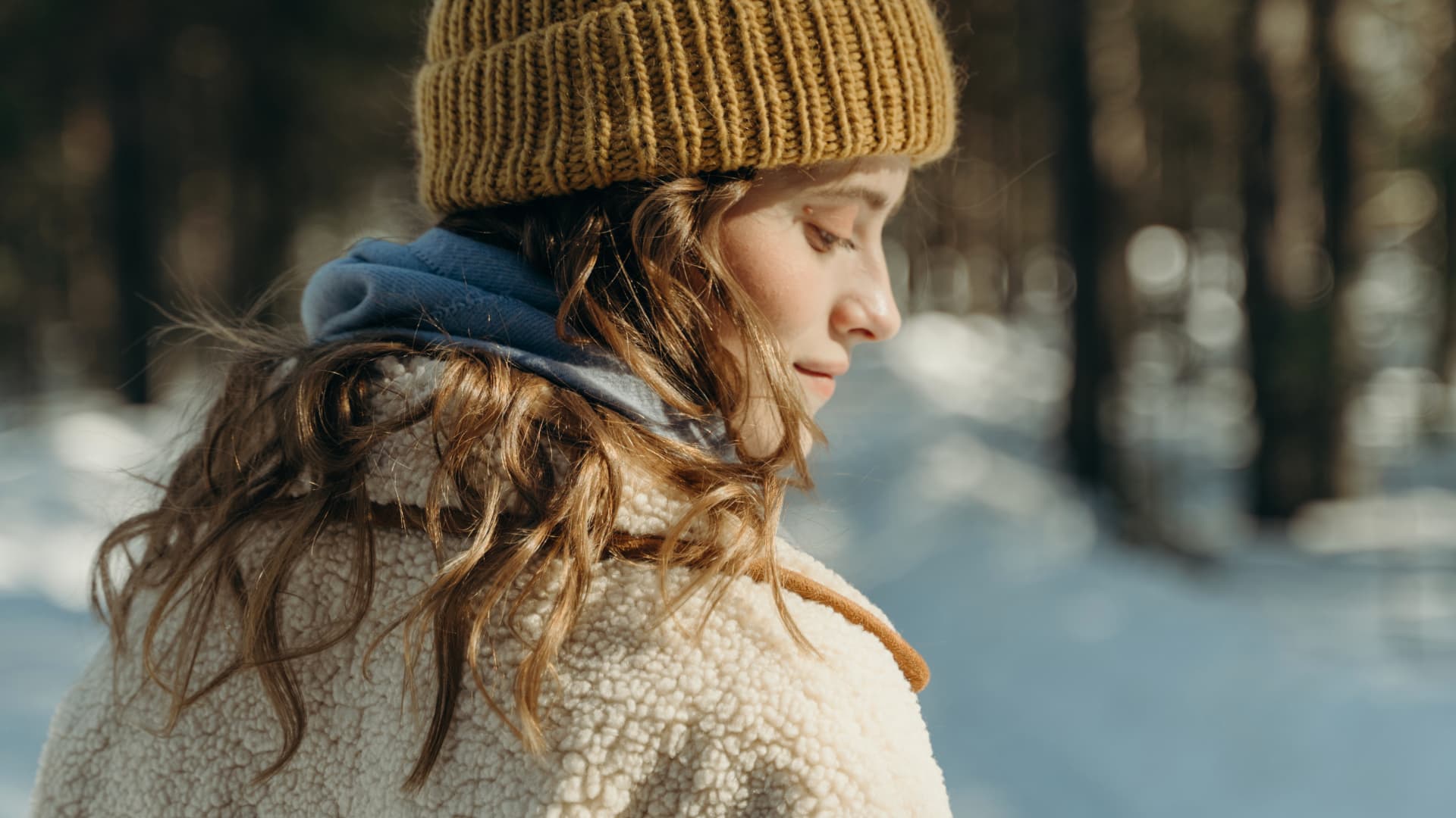 Model in gestrickter Beanie