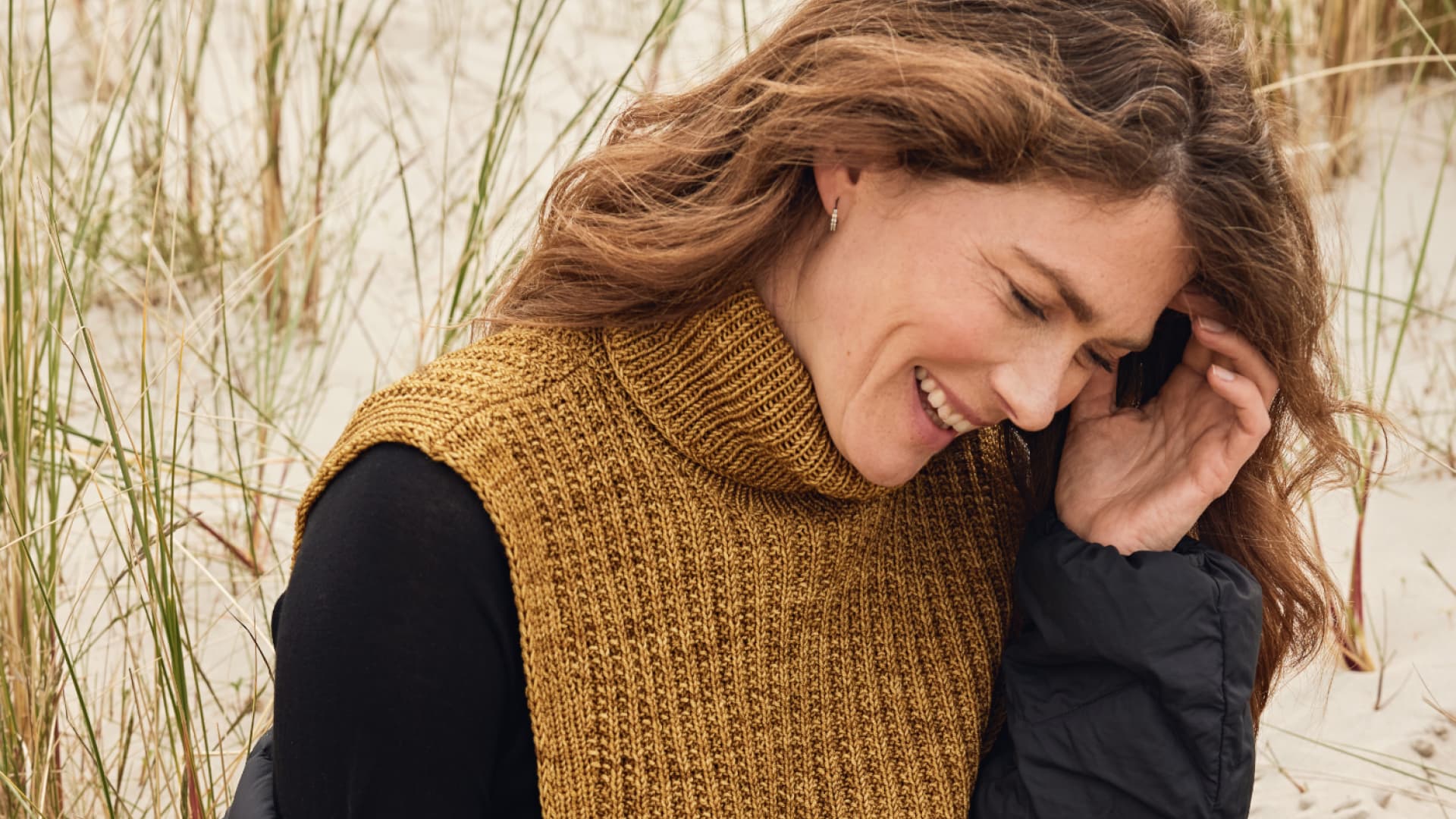 Model mit gestricktem Halswärmer von Lana Grossa