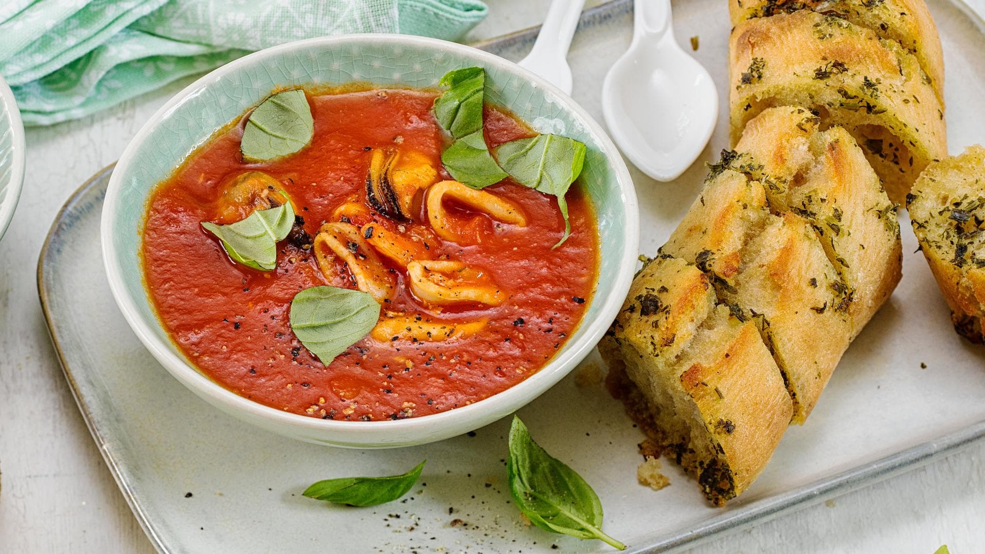 Tomatensuppe mit Meeresfrüchten und Knoblauchbrot 