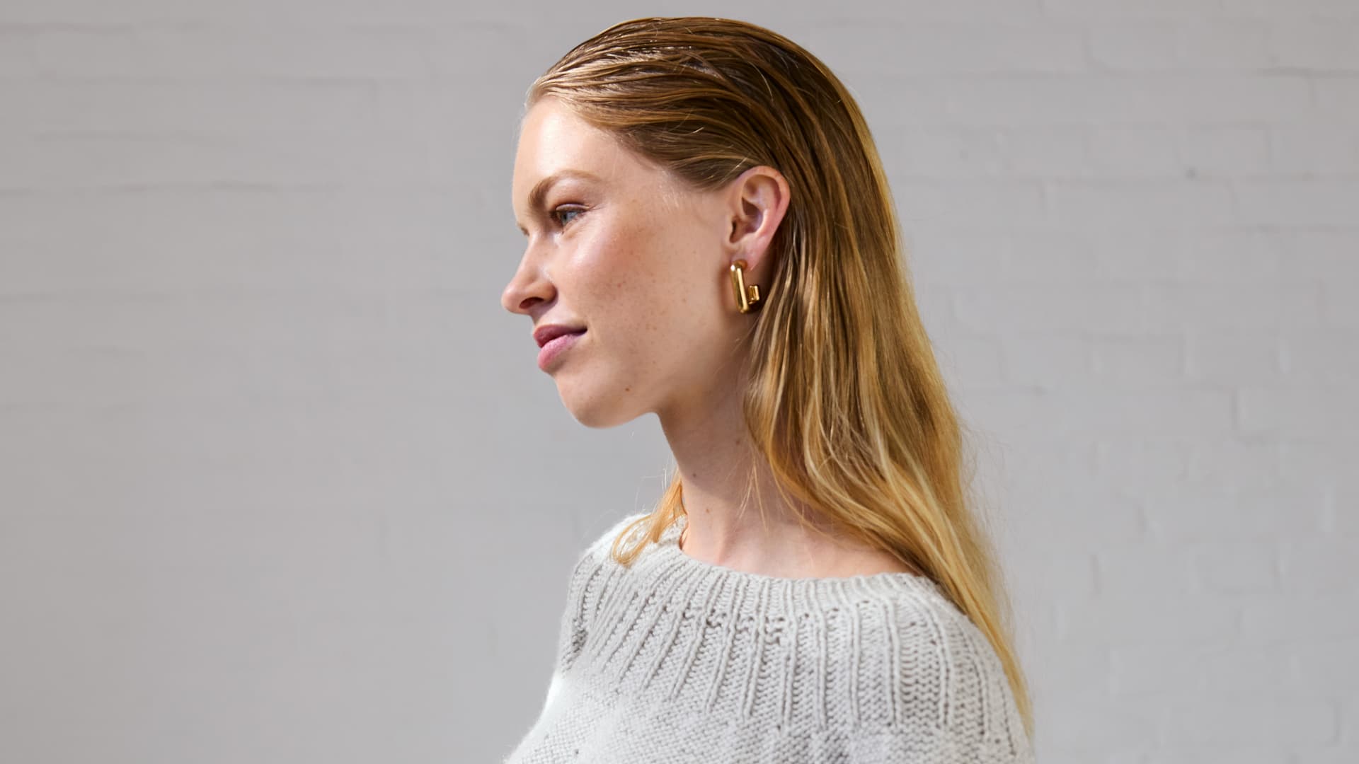 Model in Cashmere Kiss Pullover von Lana Grossa
