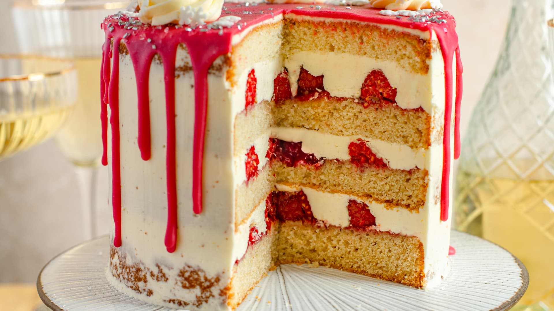 Eisprinzessin-Torte mit Buttercreme und Himbeeren 