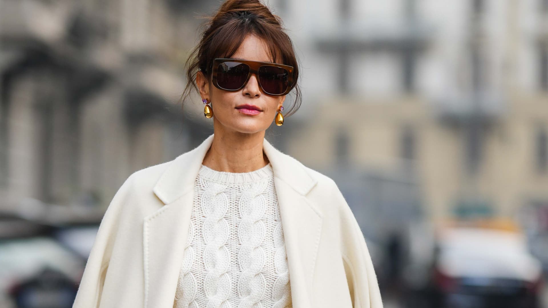 Besucherin der Milan Fashion Week mit einer französischen Haarnadel im Haar