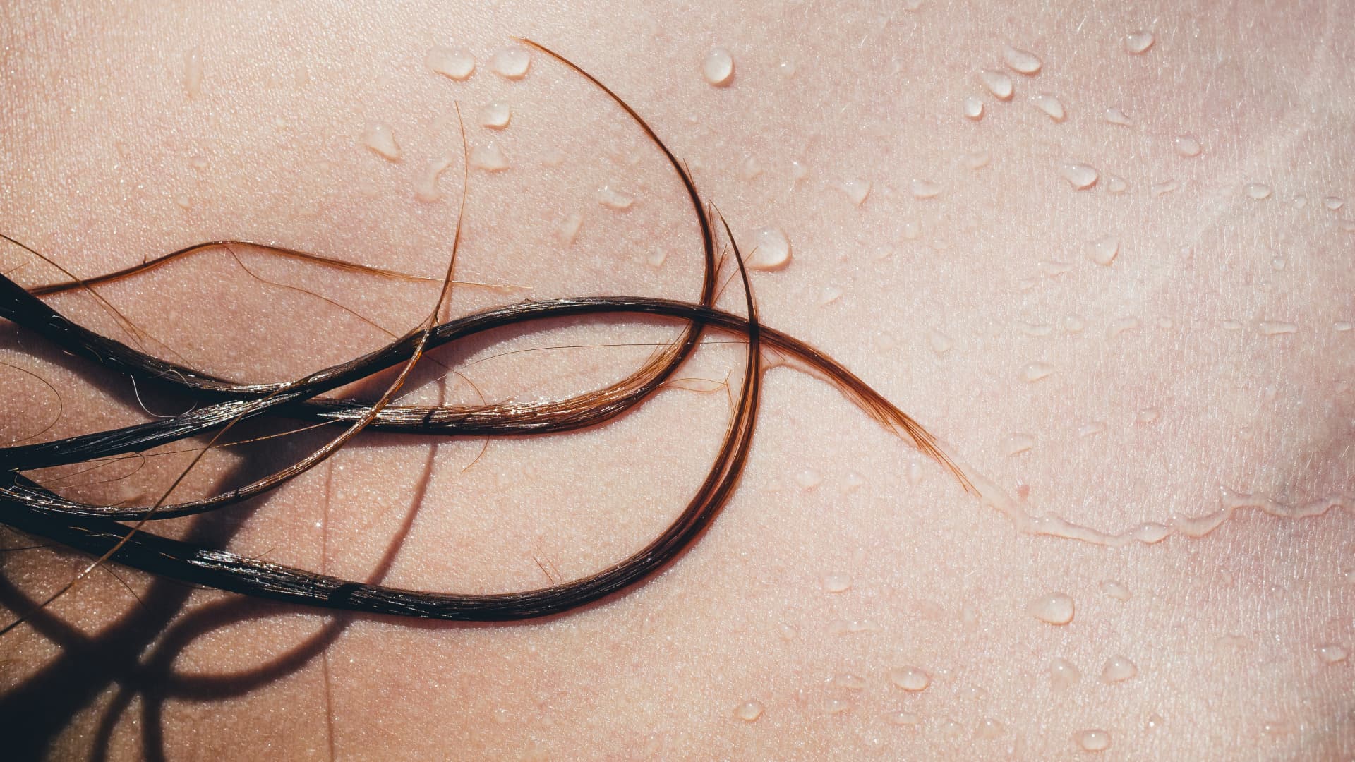 Haare mit kalkhaltigem Wasser