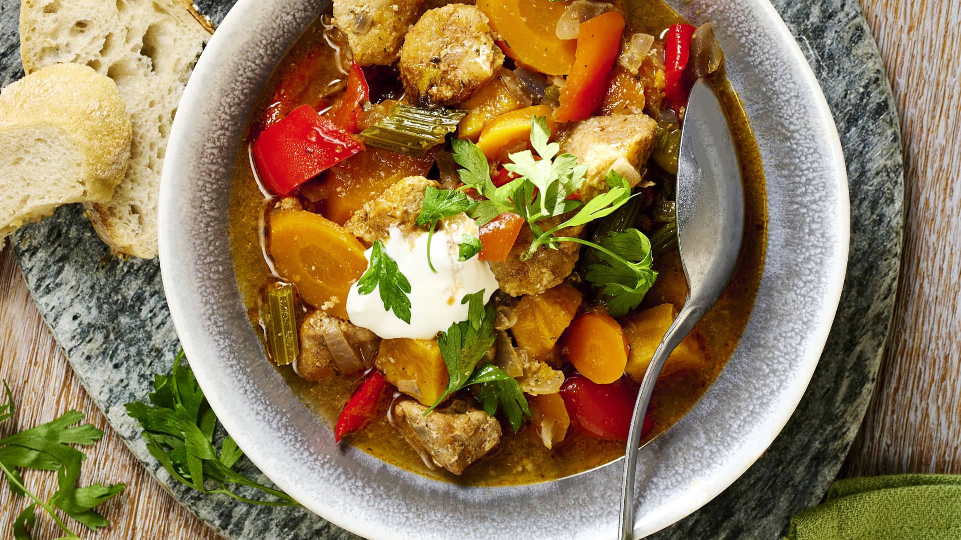 Ofengulasch mit Paprika in einer Schüssel angerichtet.