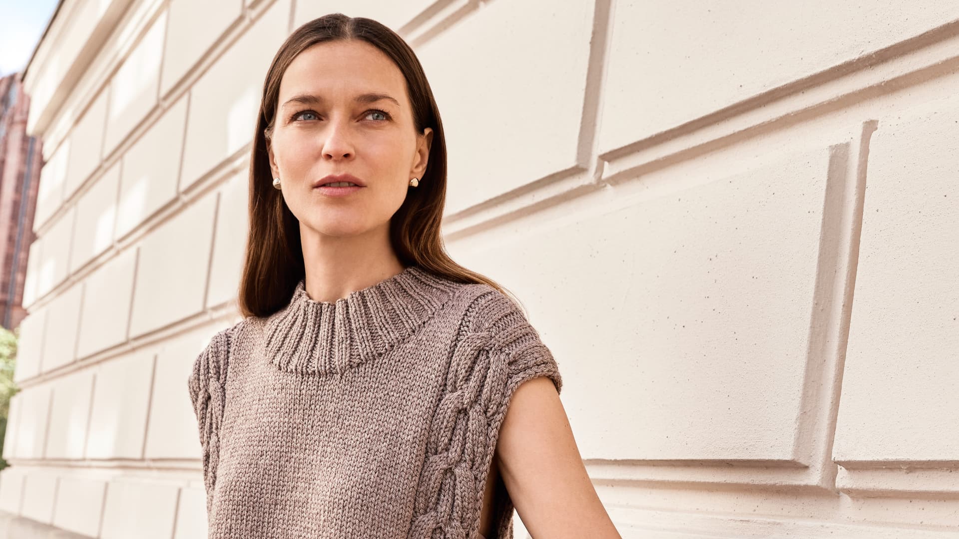 Model mit gestricktem Pullunder mit Zopfmuster von Lana Grossa