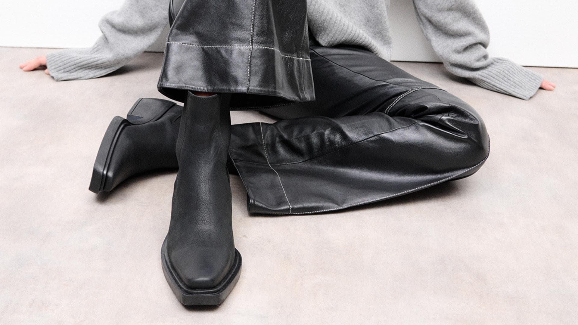 Frau trägt Schuhe von Copenhagen Studios