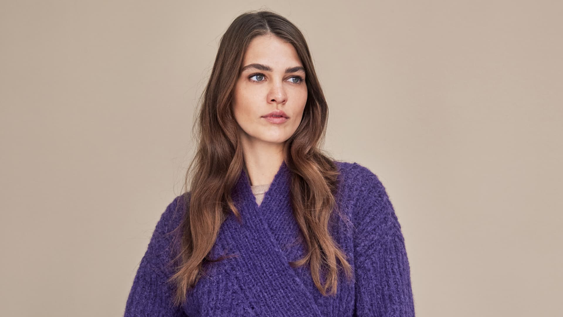 Stricken mit Alpakawolle - Model in Kuschel-Wickeljacke