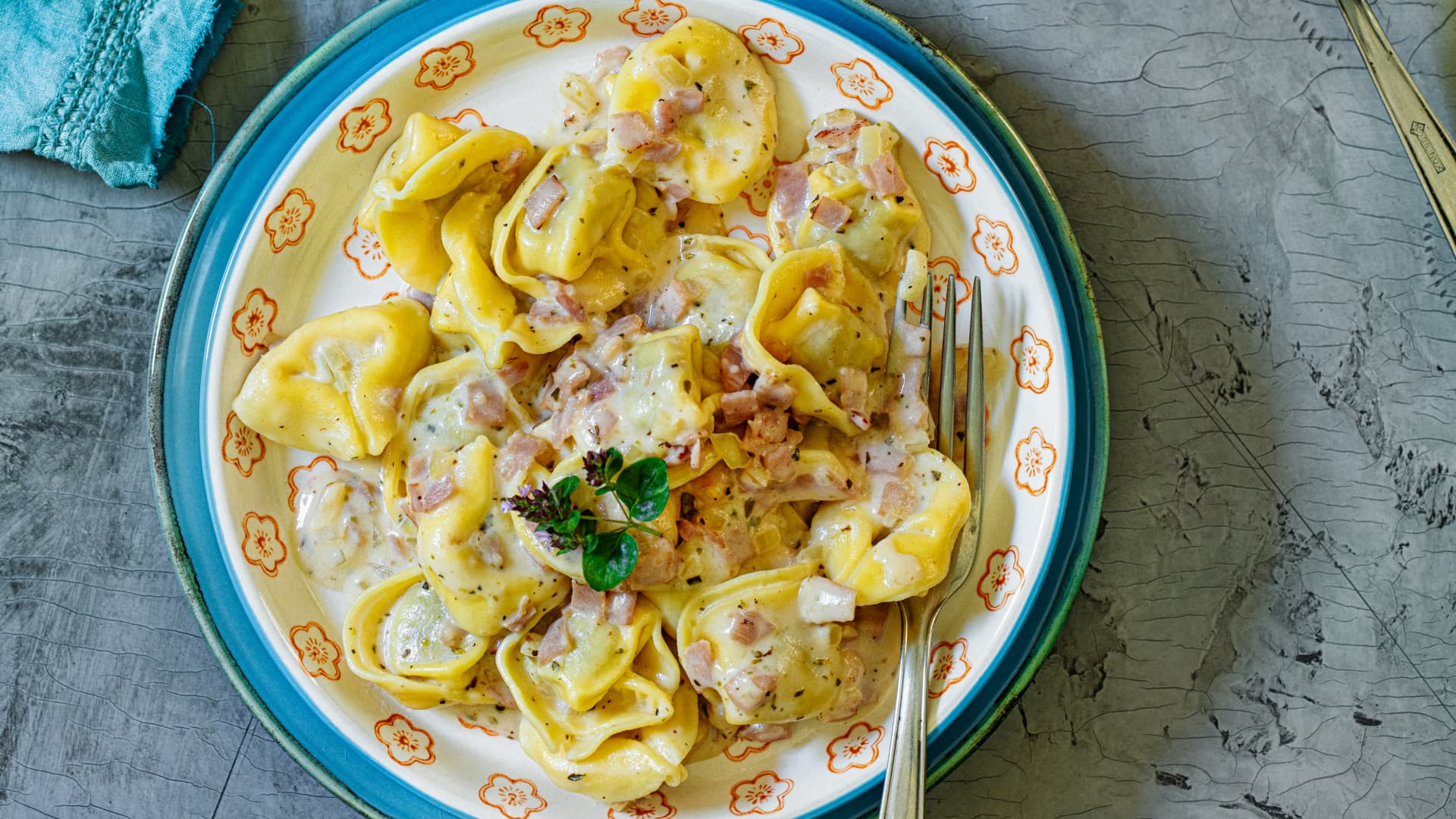 Tortellini mit Schinken-Sahnesoße