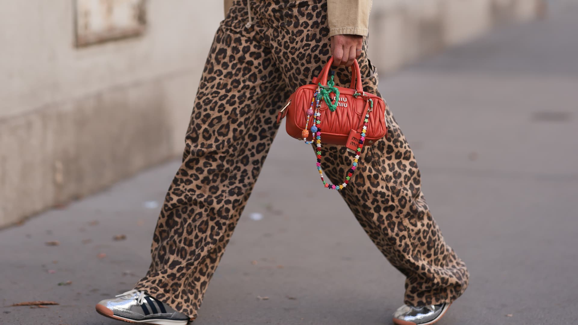 Katrin Teigl mit Adidas Country OG Sneakers