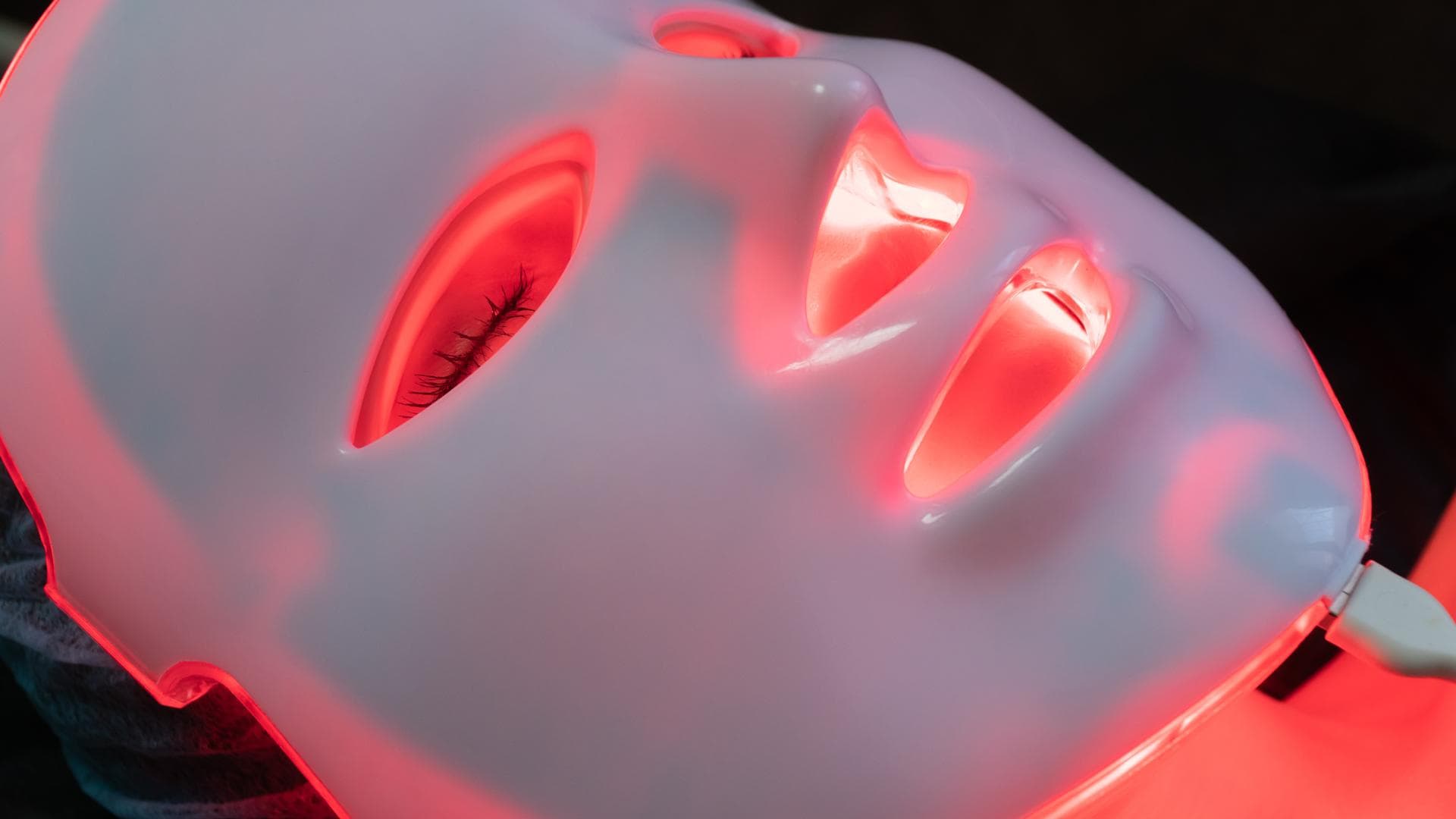 Die LED-Gesichtsmaske verhilft zu einer schönen Haut