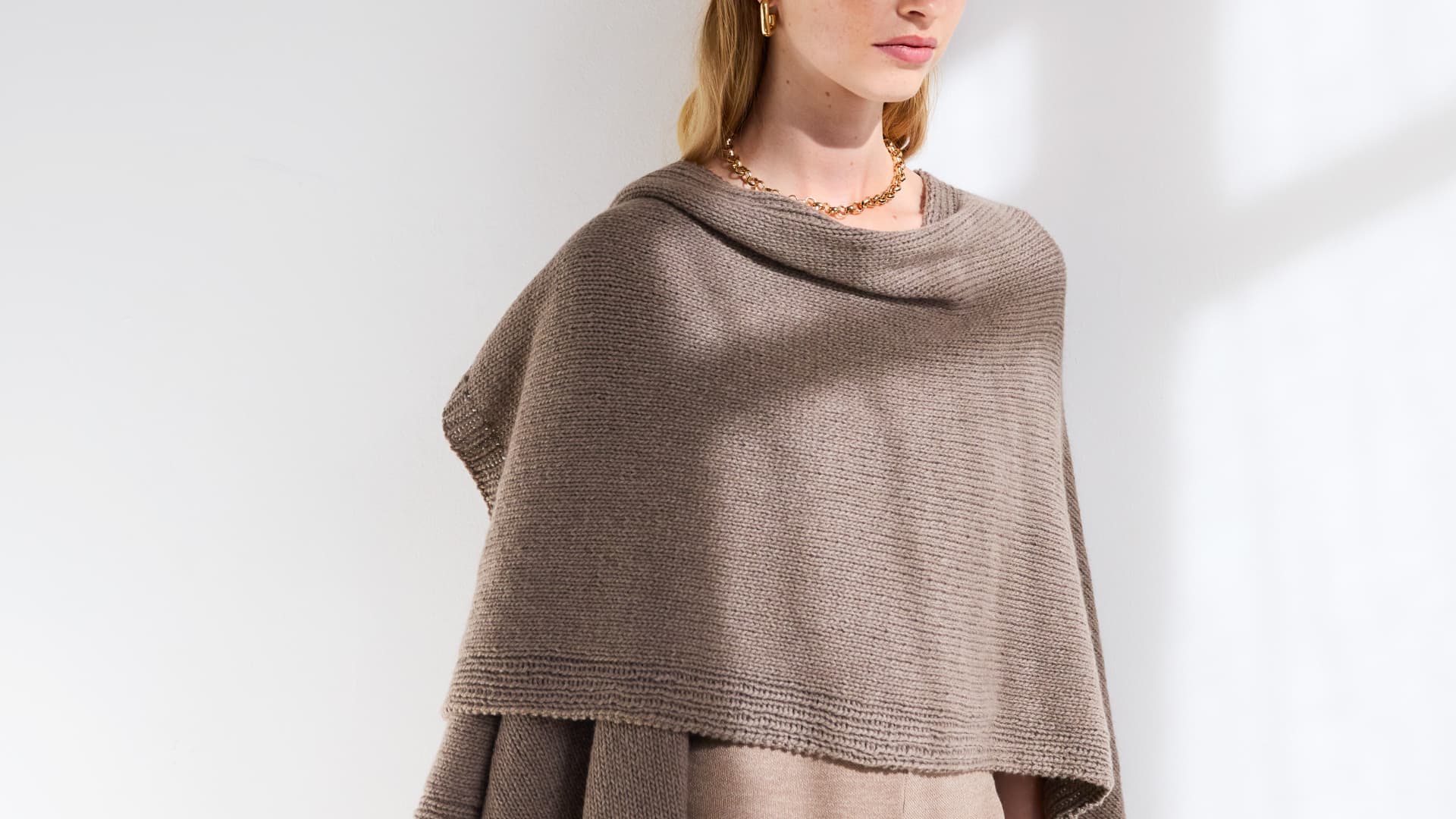 Model in Kaschmir-Poncho von Lana Grossa