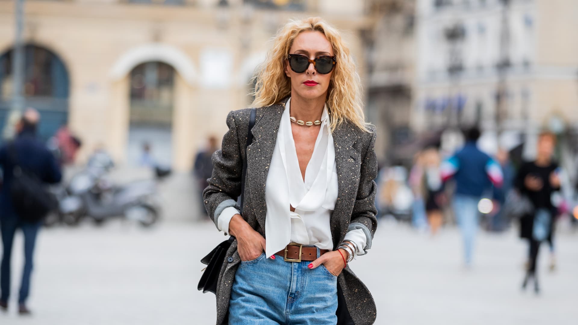 Elina Halimi kombiniert Stiefel zur Culotte