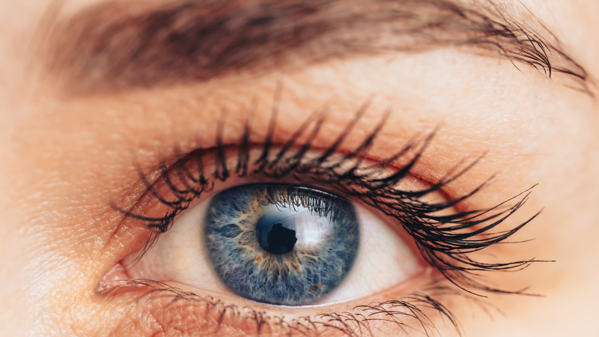 Frau mit der besten Mascara für Schlupflider auf den Wimpern
