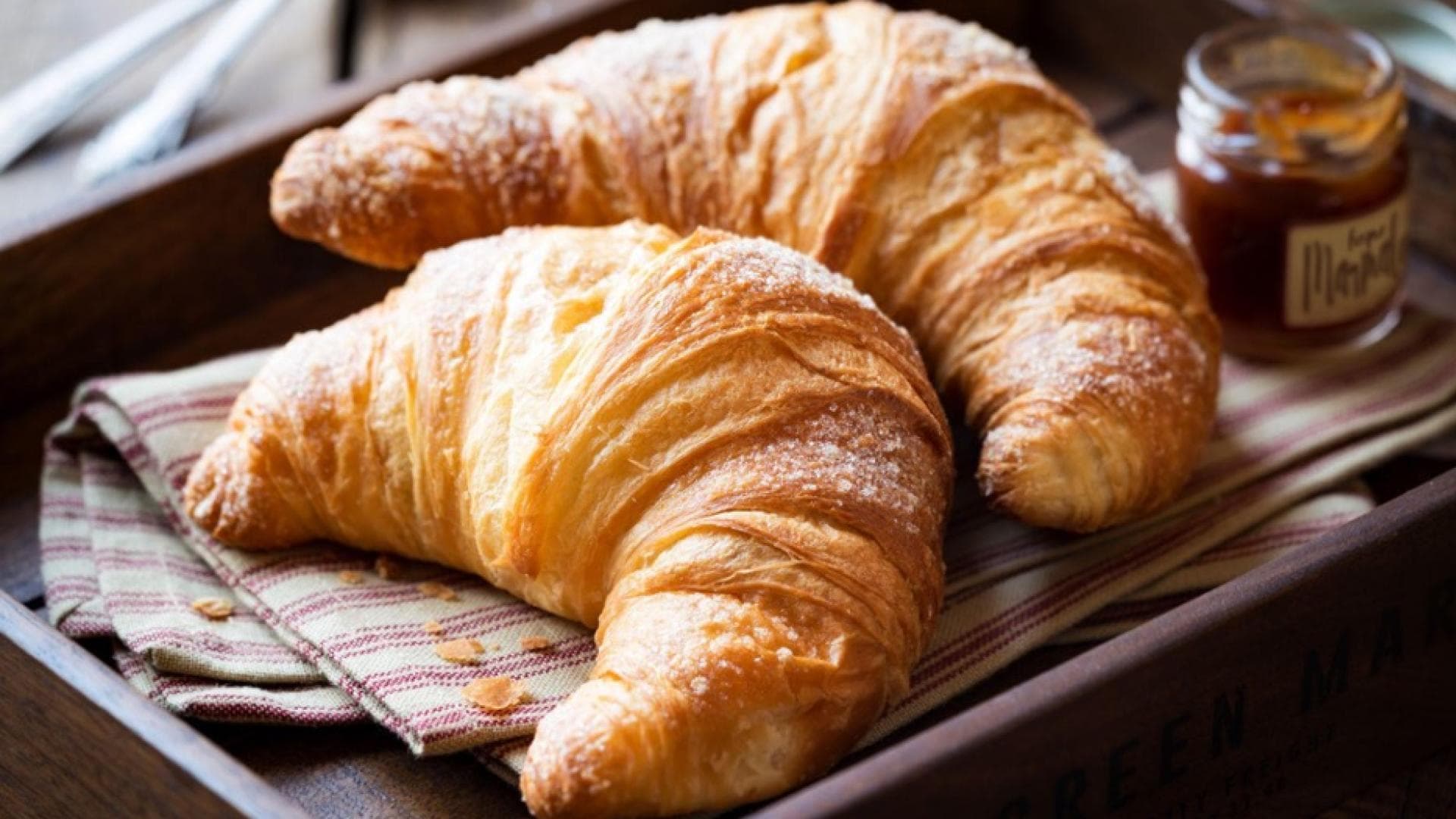 Zwei Croissants auf einem Tablett