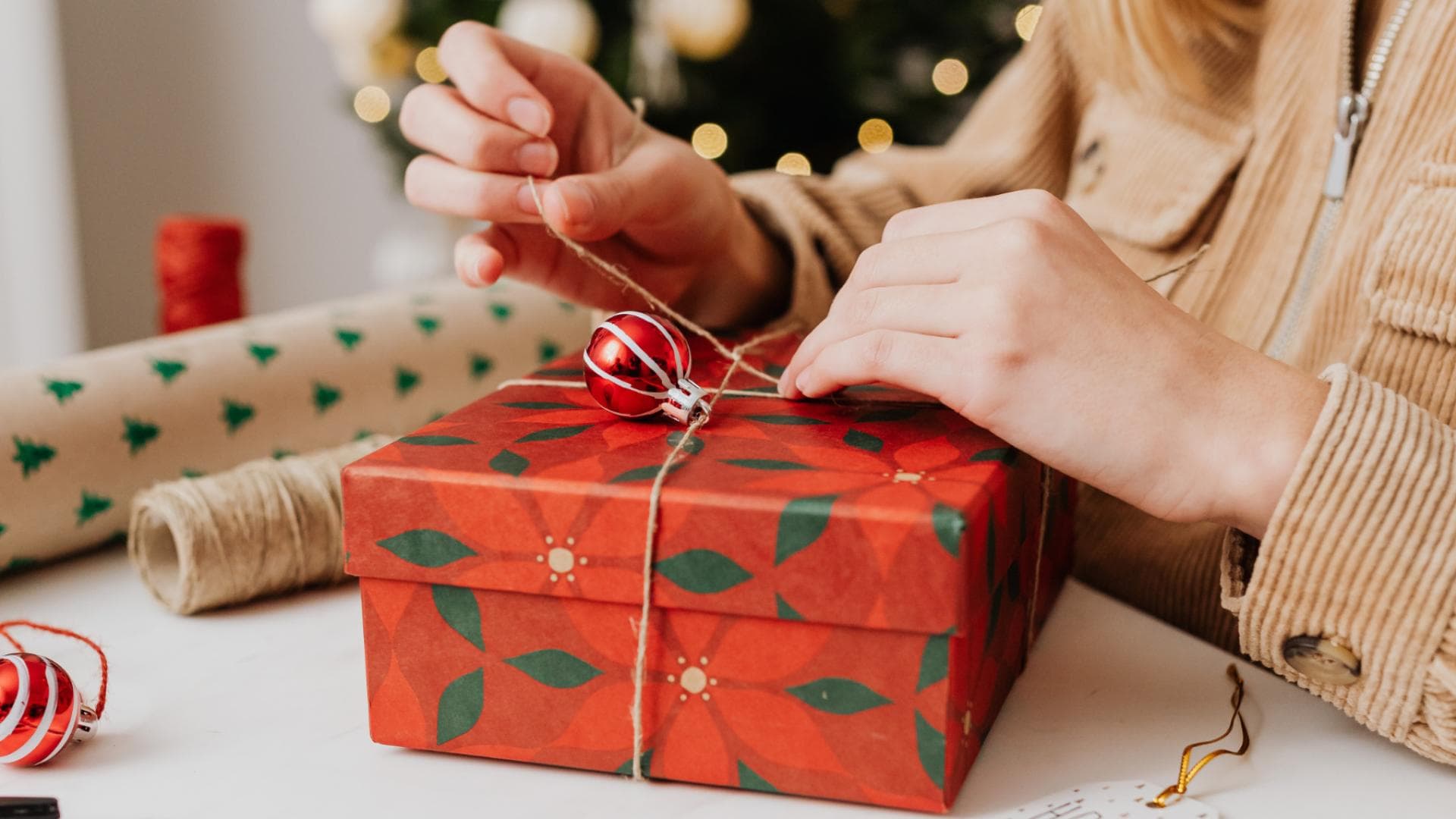 Eine Frau packt ein Geschenk ein