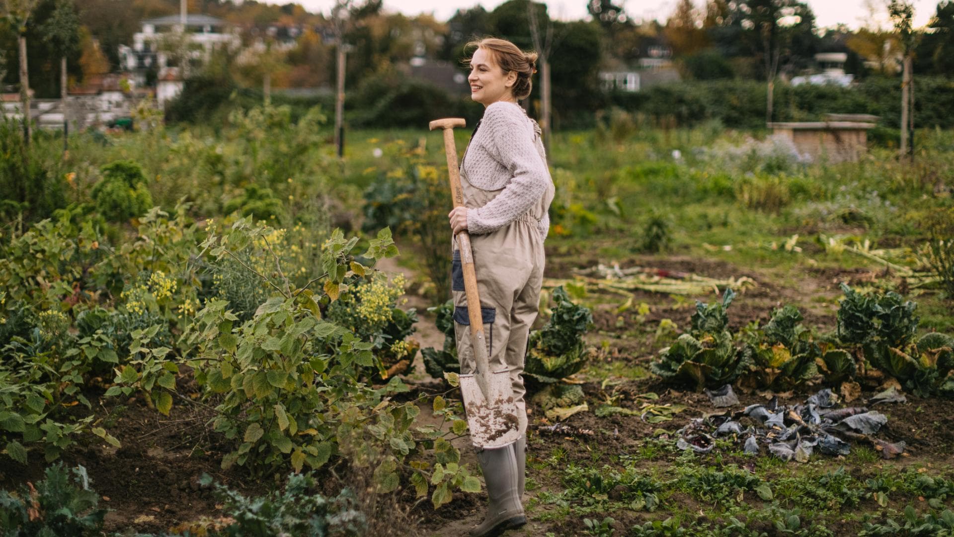 Eine Frau im Overall, die im Garten arbeitet 