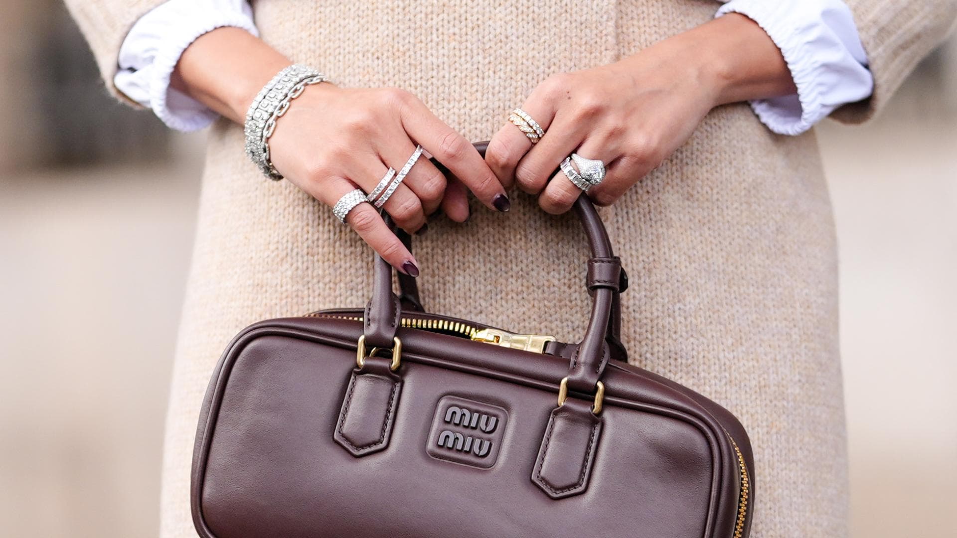 Frau trägt viel Ringe  