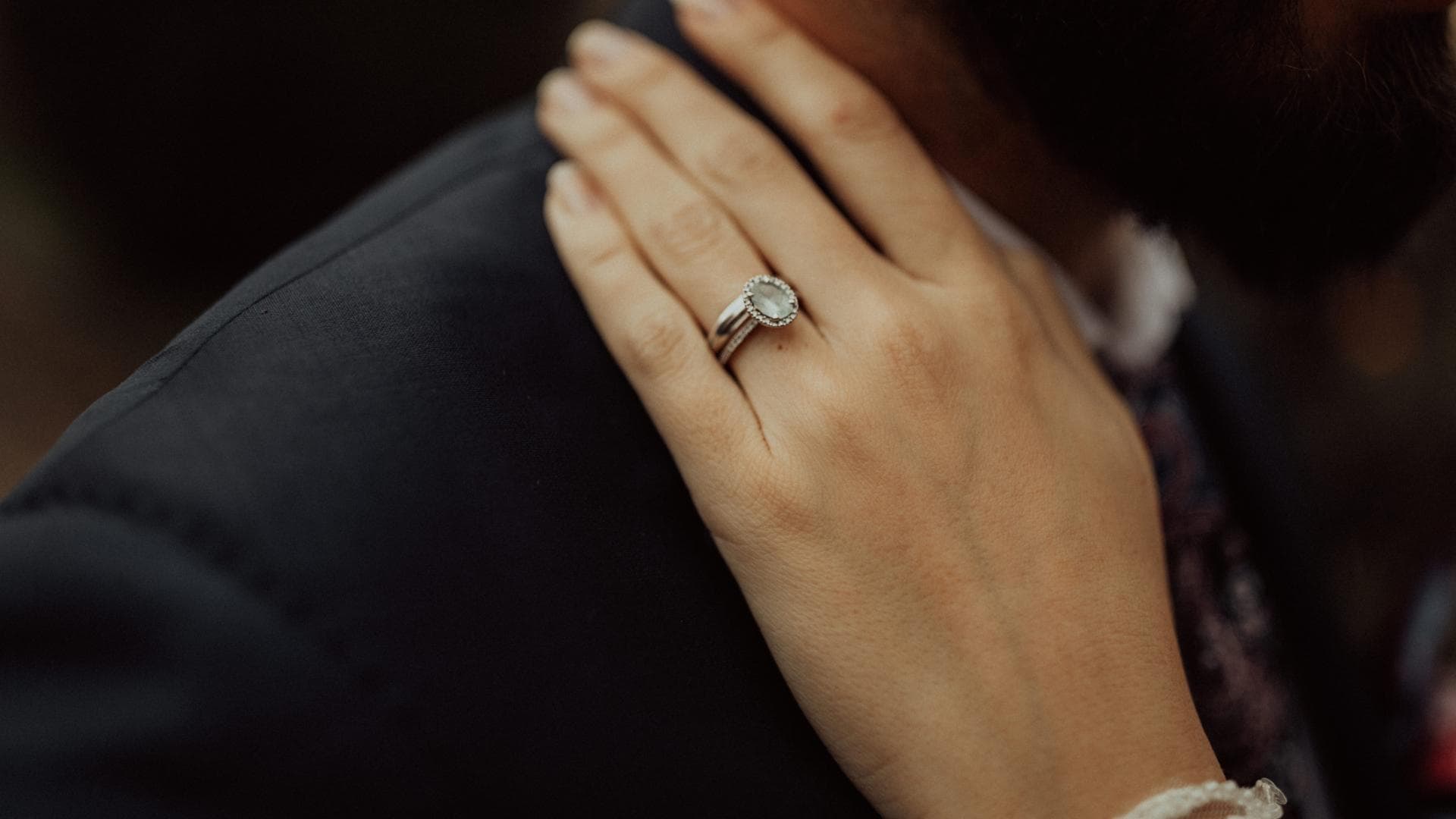 Eine Fraue trägt Siegelring mit Stein 