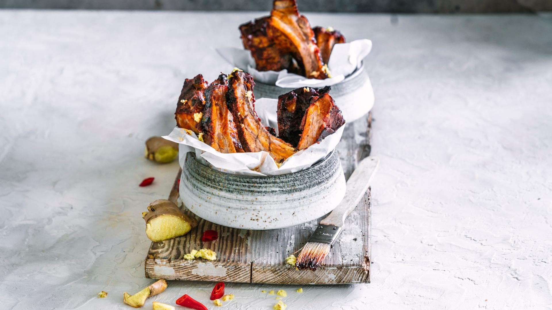 Scharfe Spareribs mit Ingwer-Chili-Marinade