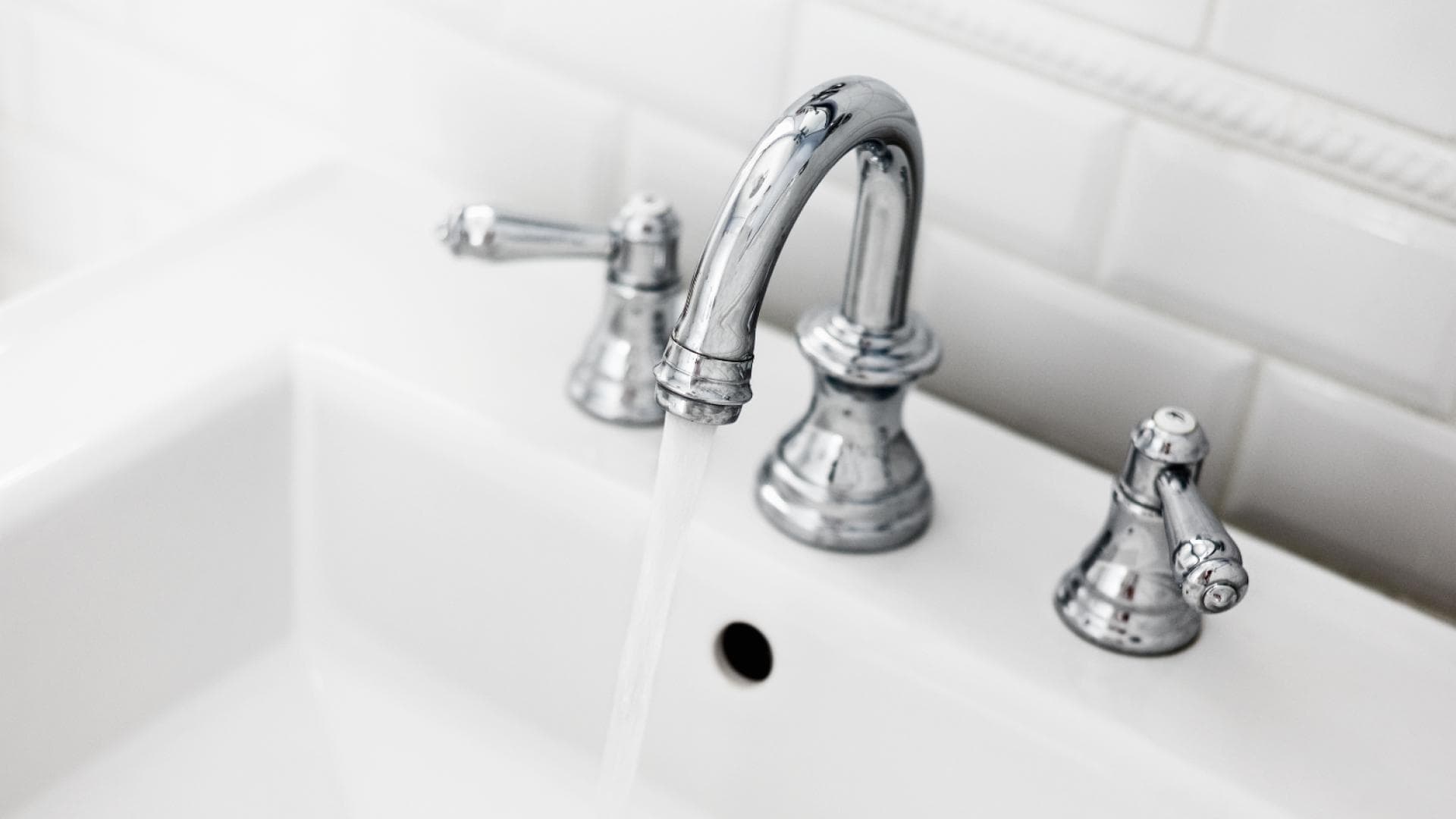 Den Waschbecken-Überlauf zu reinigen ist nicht schwer