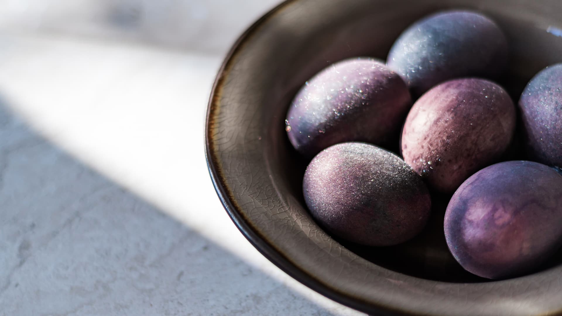 Rotwein-Ostereier glitzern und funkeln in der Sonne Mit Rotwein gefärbte Eier
