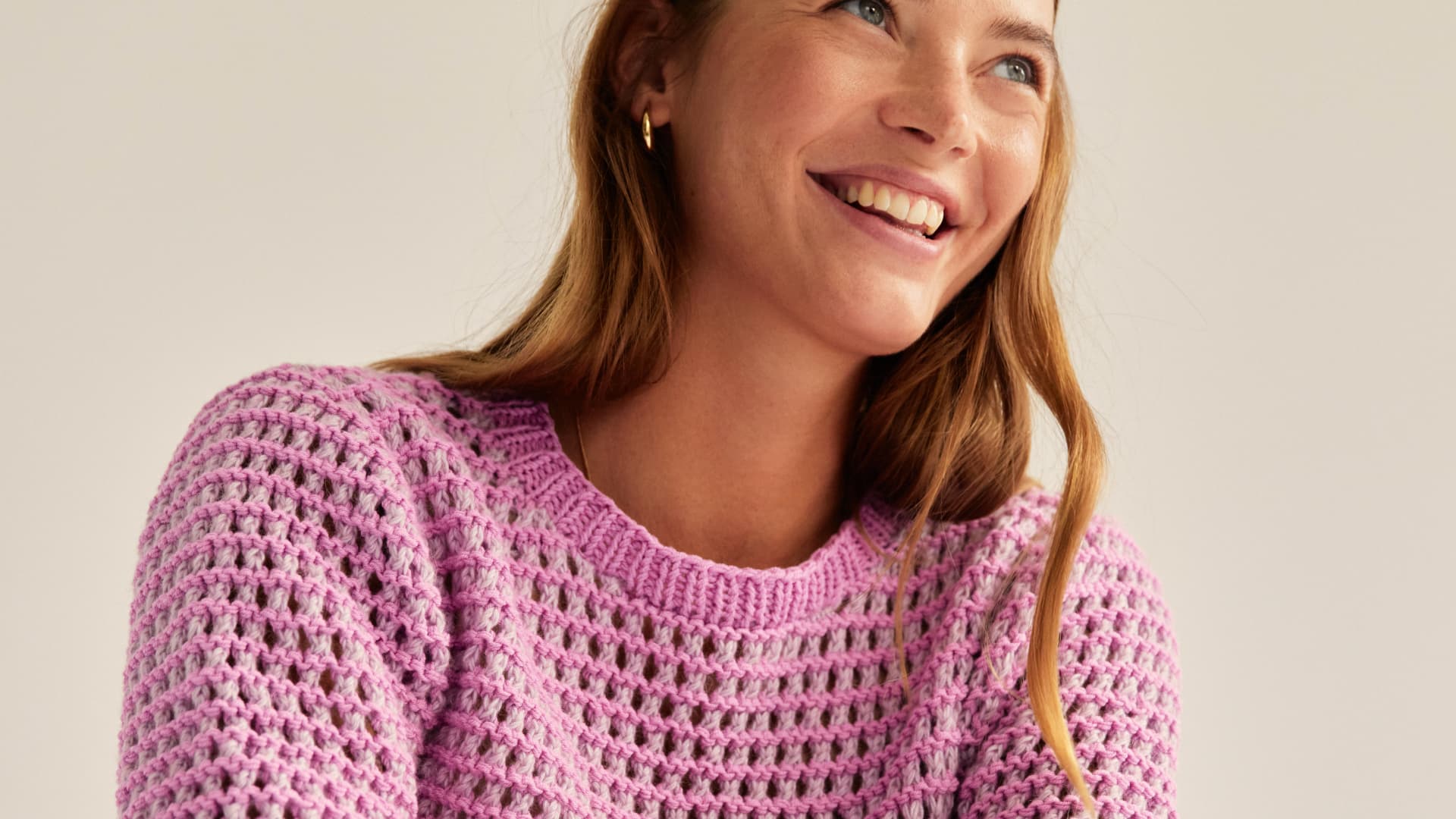 Model in gestricktem Sommershirt von Lana Grossa
