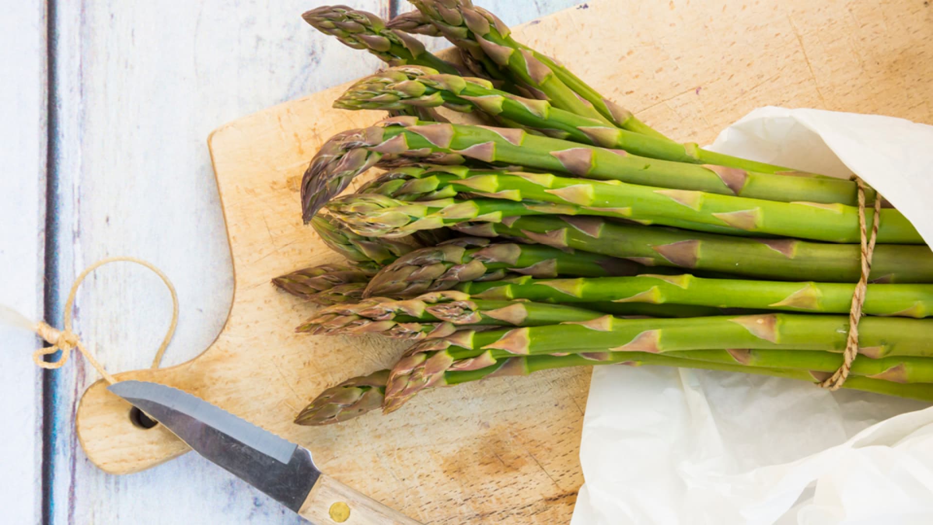 Eingefrorener Spargel der gerade auftaut
