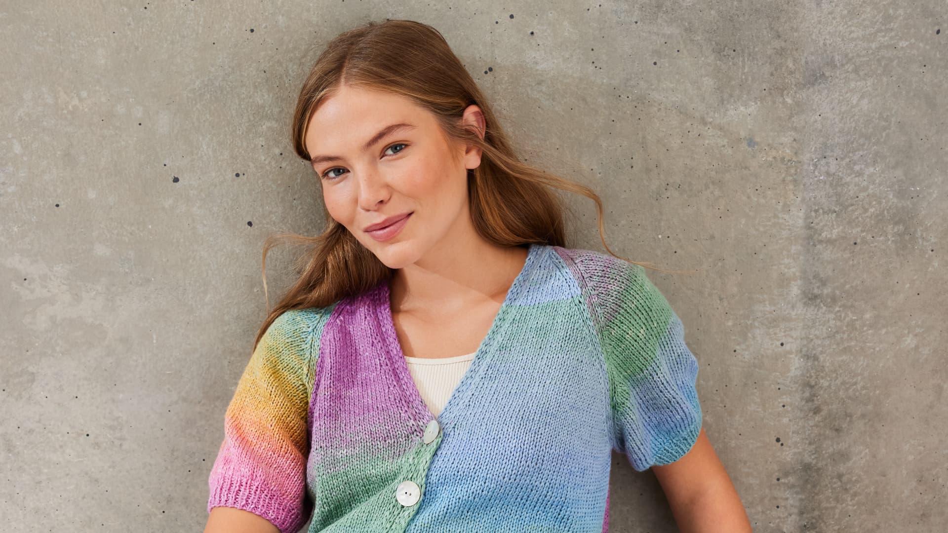 Model in gestrickter Strickjacke mit Puffärmeln von Lana Grossa