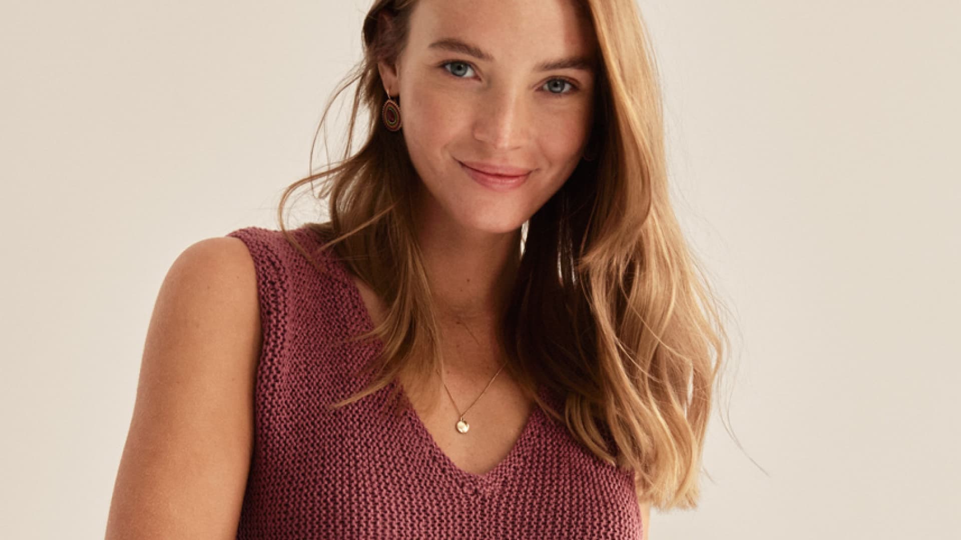 Model in gestricktem Top mit Wellenborte von Lana Grossa