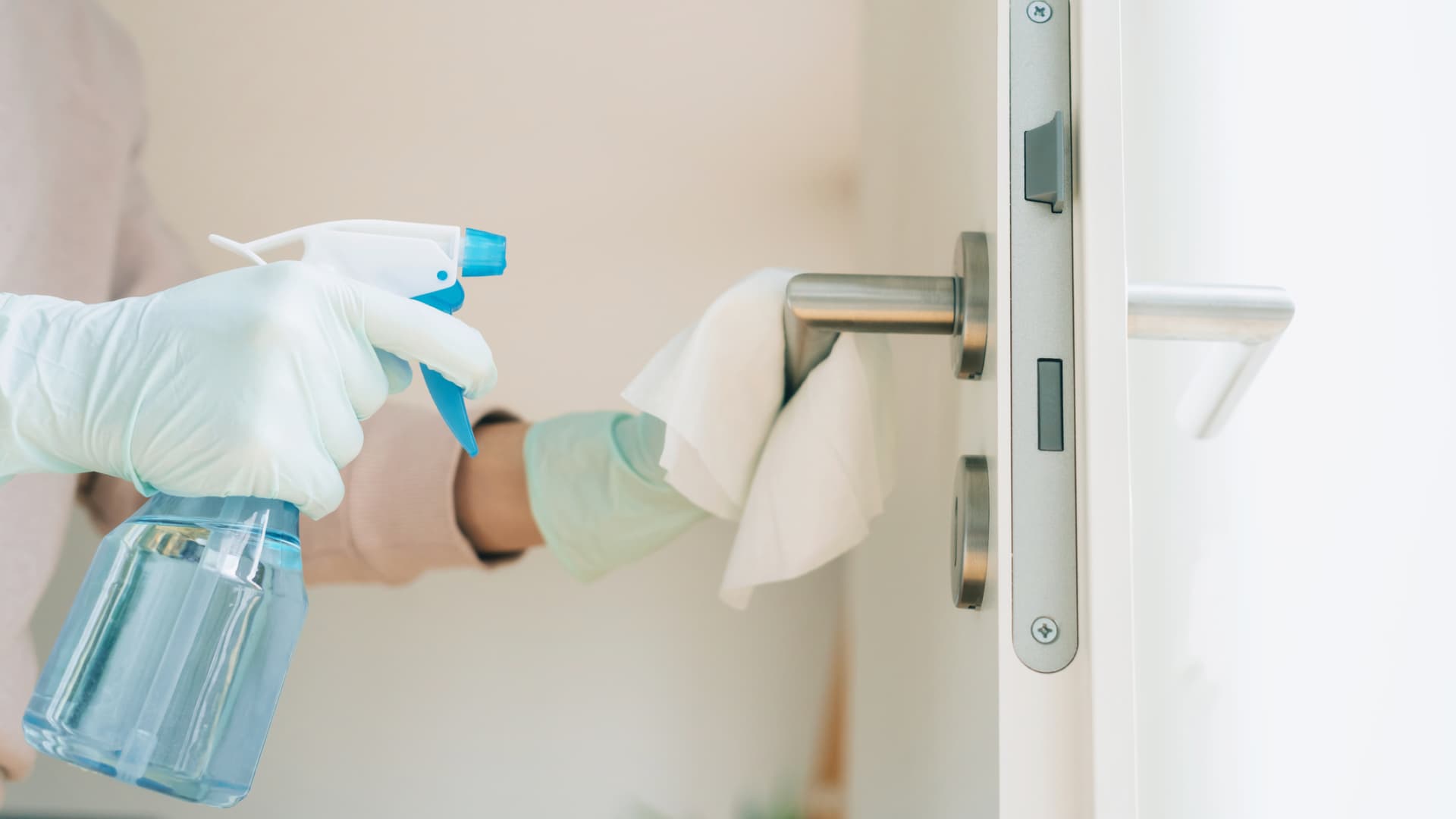 Frau reinigt eine vergilbte Tür