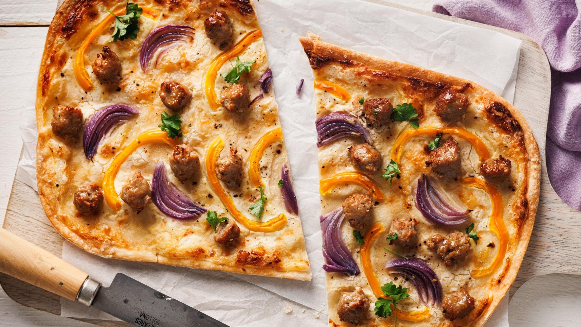 Bratwurst-Flammkuchen 