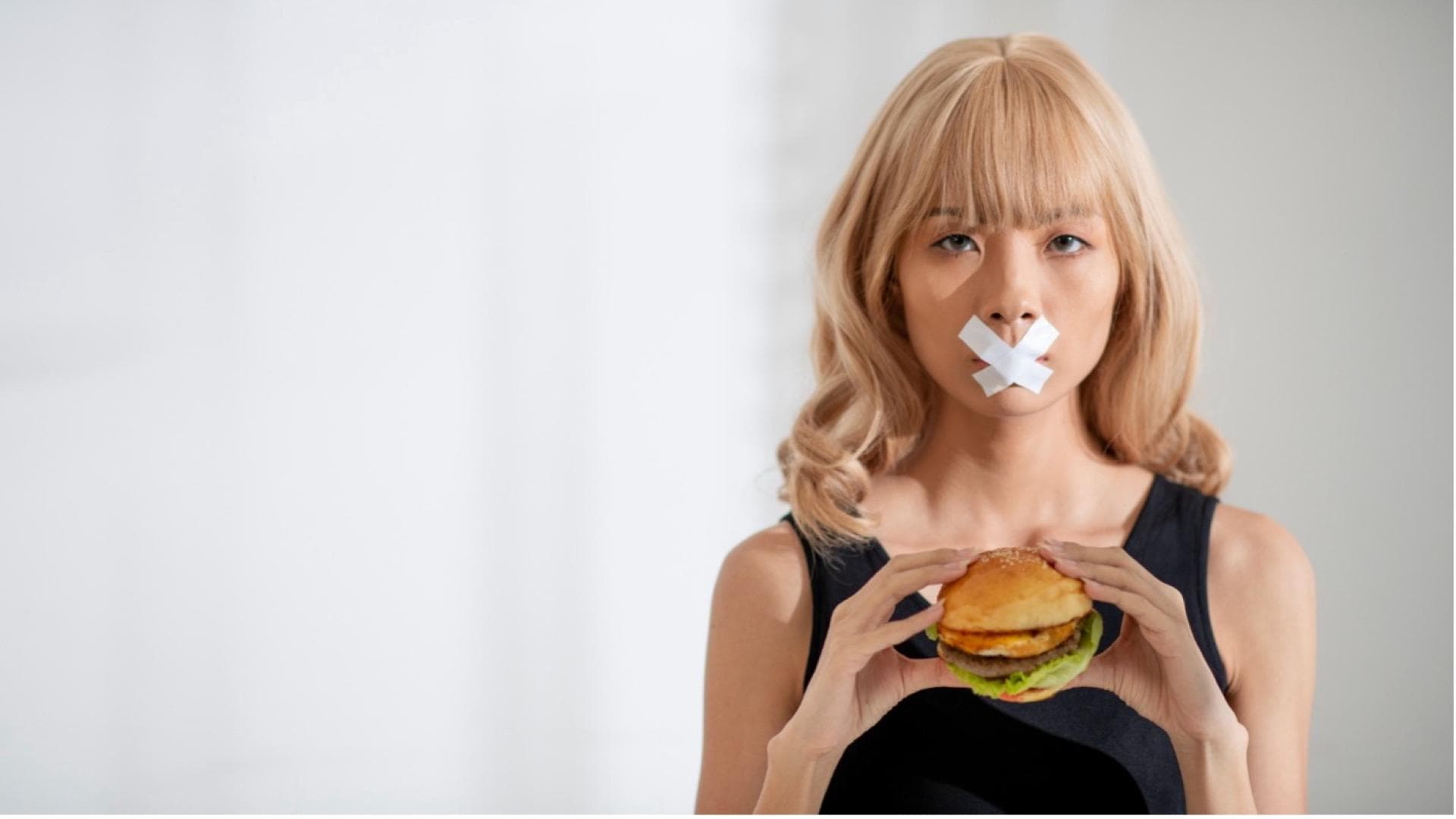 Eine Frau hält einen Burger in der Hand
