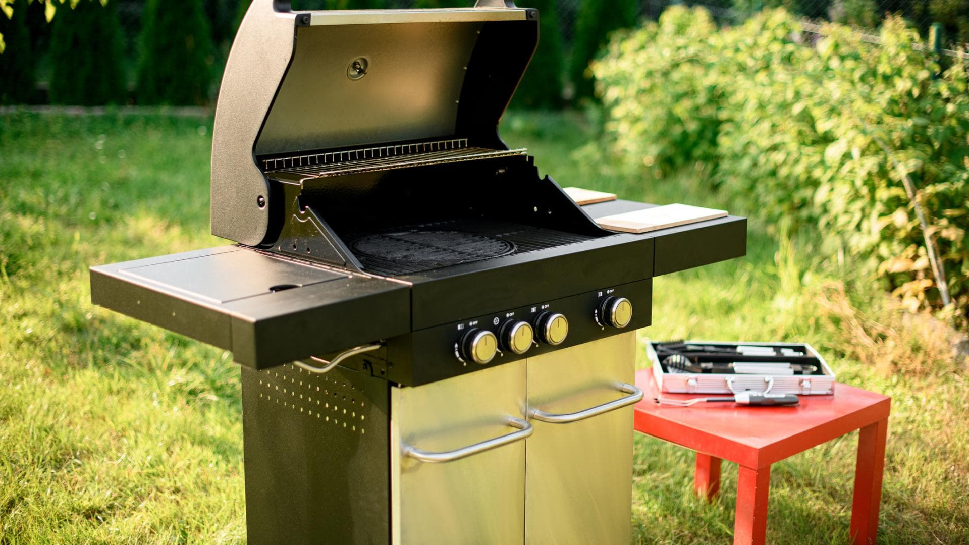 Ein Gasgrill nach dem Gebrauch. Jetzt muss vor allem der dreckige Rost gereinigt werden!