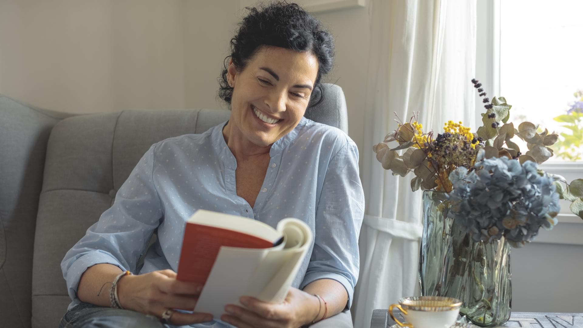 Eine Frau liest ein Buch 
