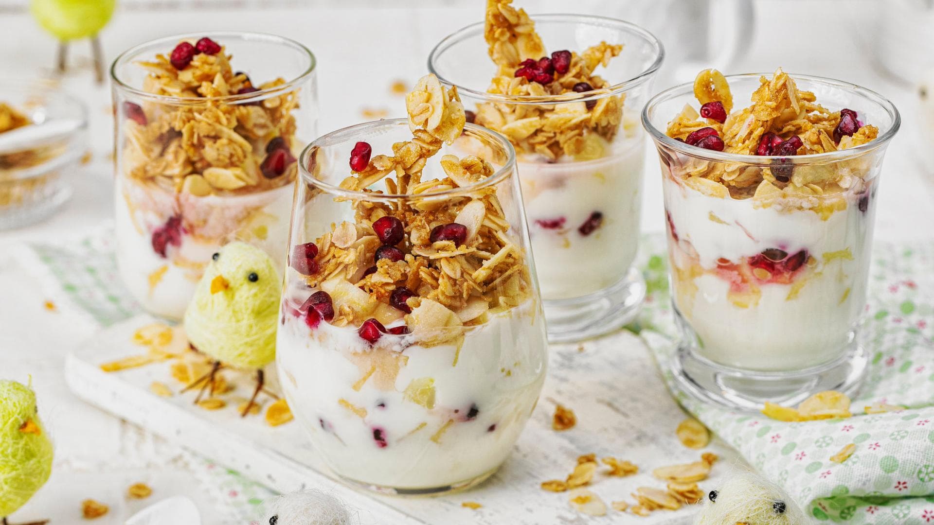 Joghurt mit Früchten und Müsli im Glas 