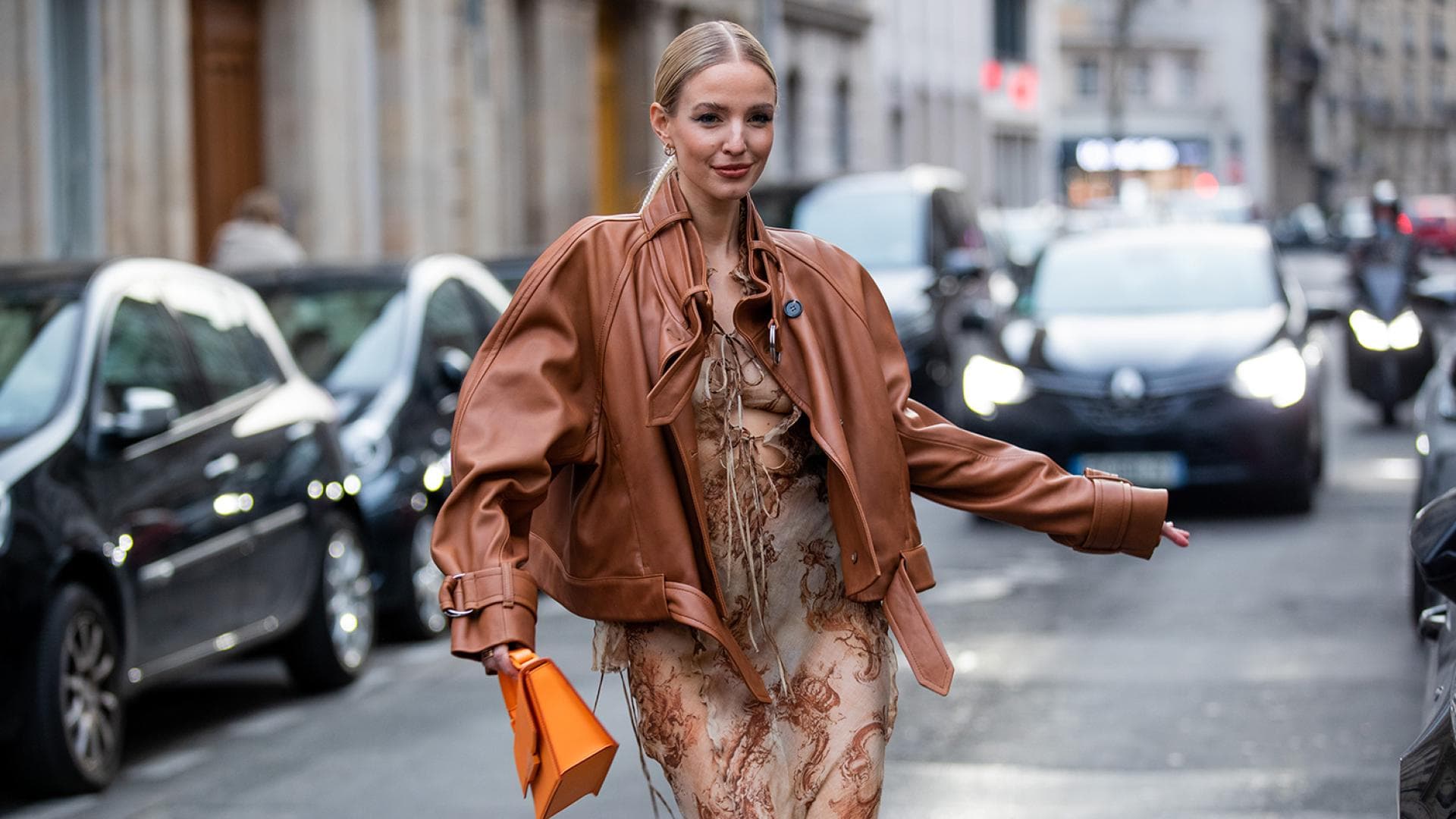 Leonie Hanne trägt eine Lederjacke zu einem Maxikleid