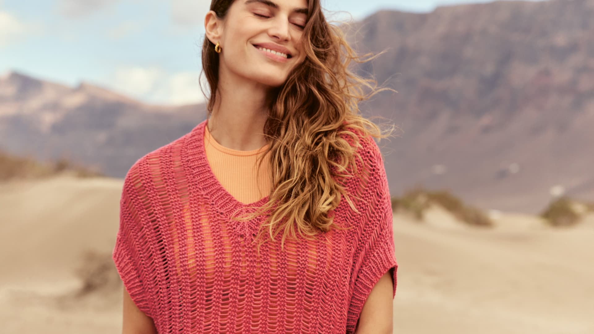 Model in luftigem Minikleid in Flamingorot von Lana Grossa