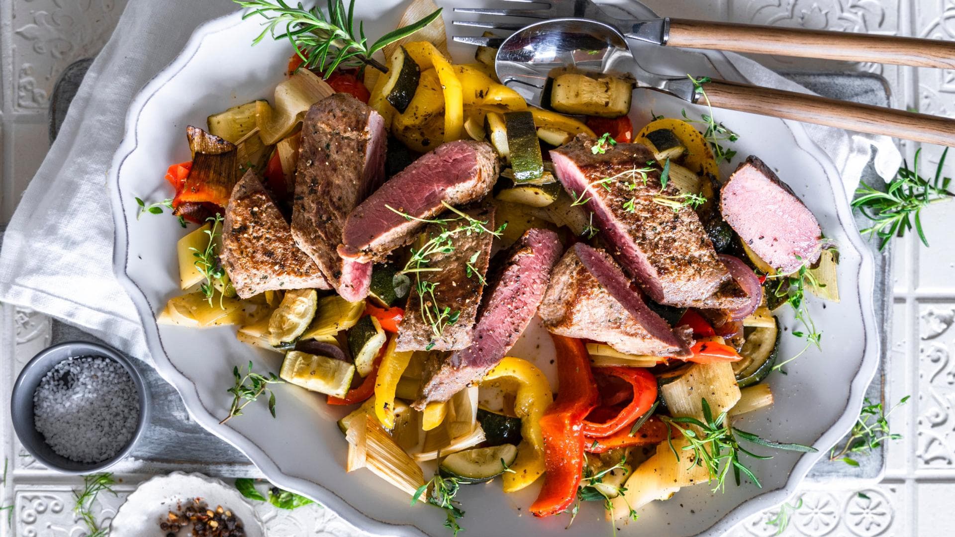 Mariniertes Lammfilet auf Ofengemüse
