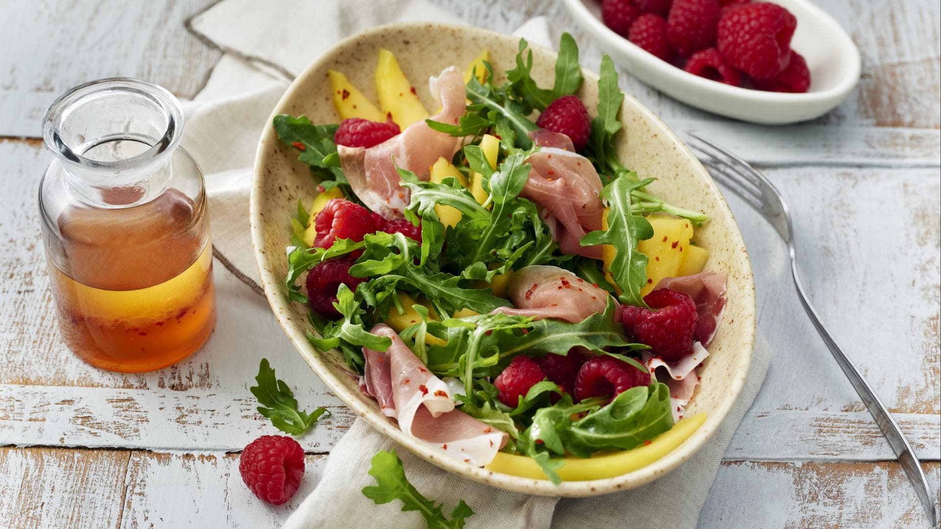 Rucolasalat mit Mango, Himbeeren und Schinken 